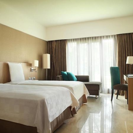 Grand Tropic Suites Hotel Surabaya Buitenkant foto