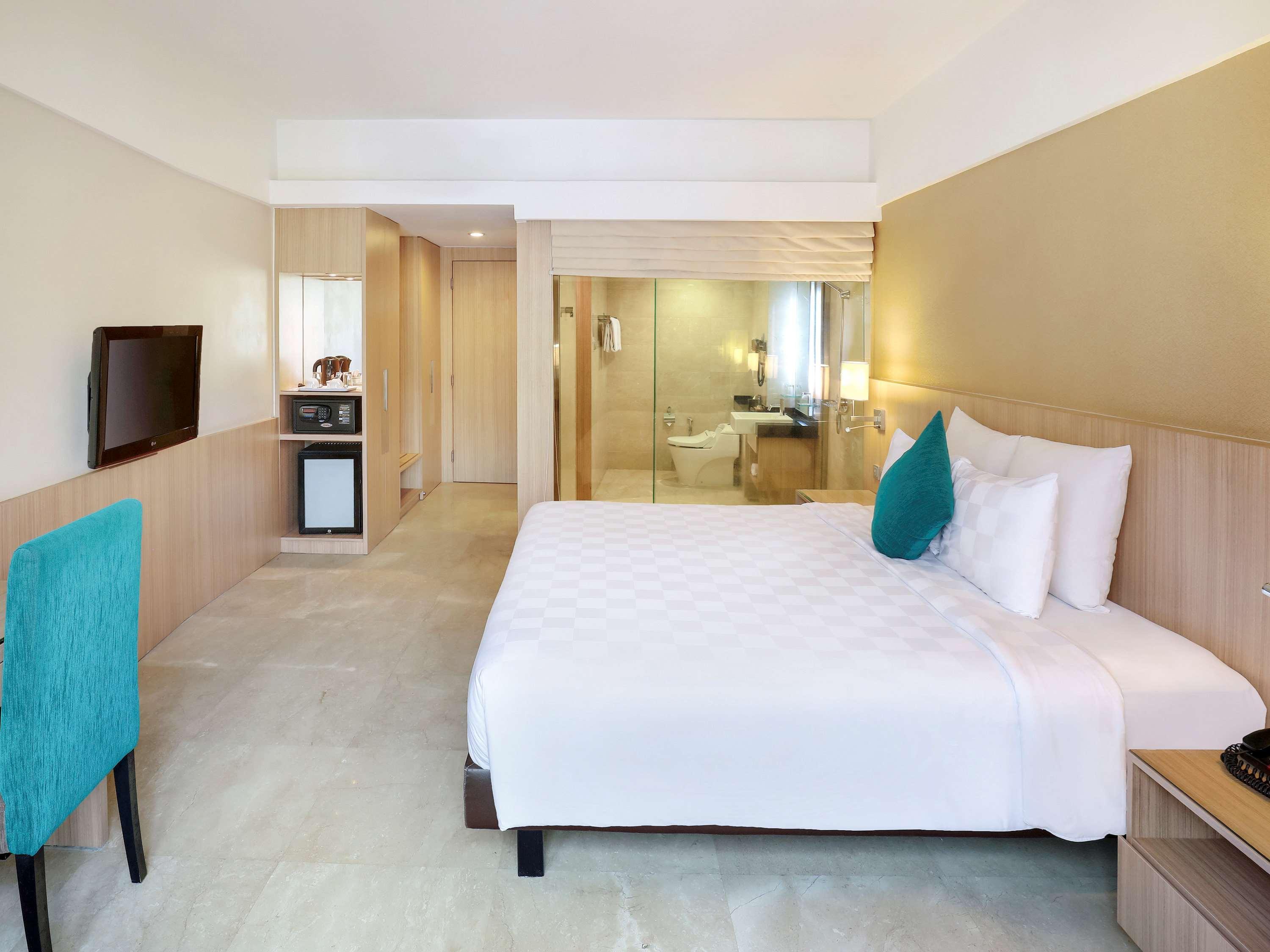 Grand Tropic Suites Hotel Surabaya Buitenkant foto