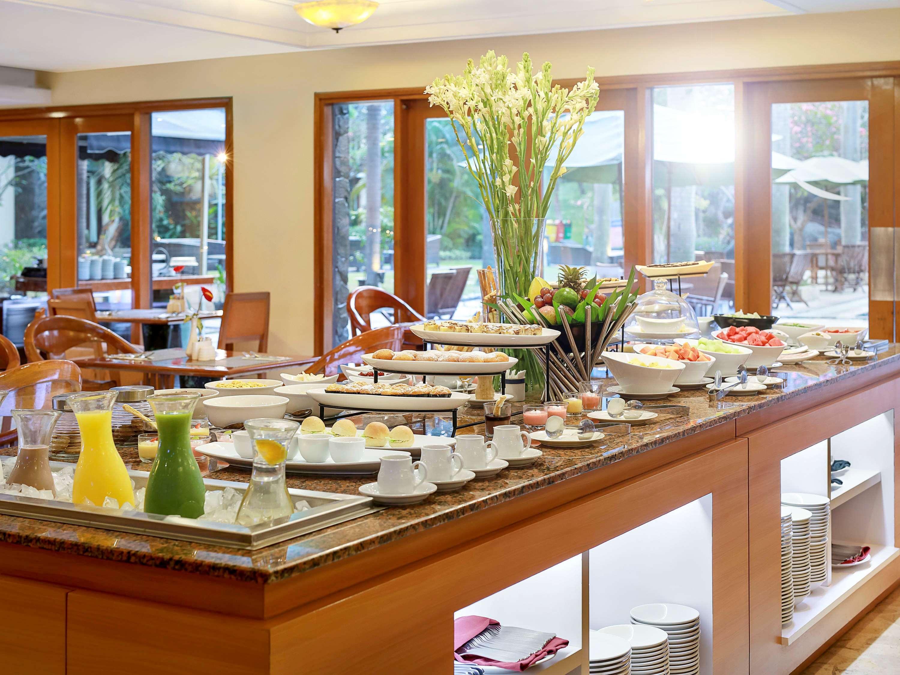 Grand Tropic Suites Hotel Surabaya Buitenkant foto