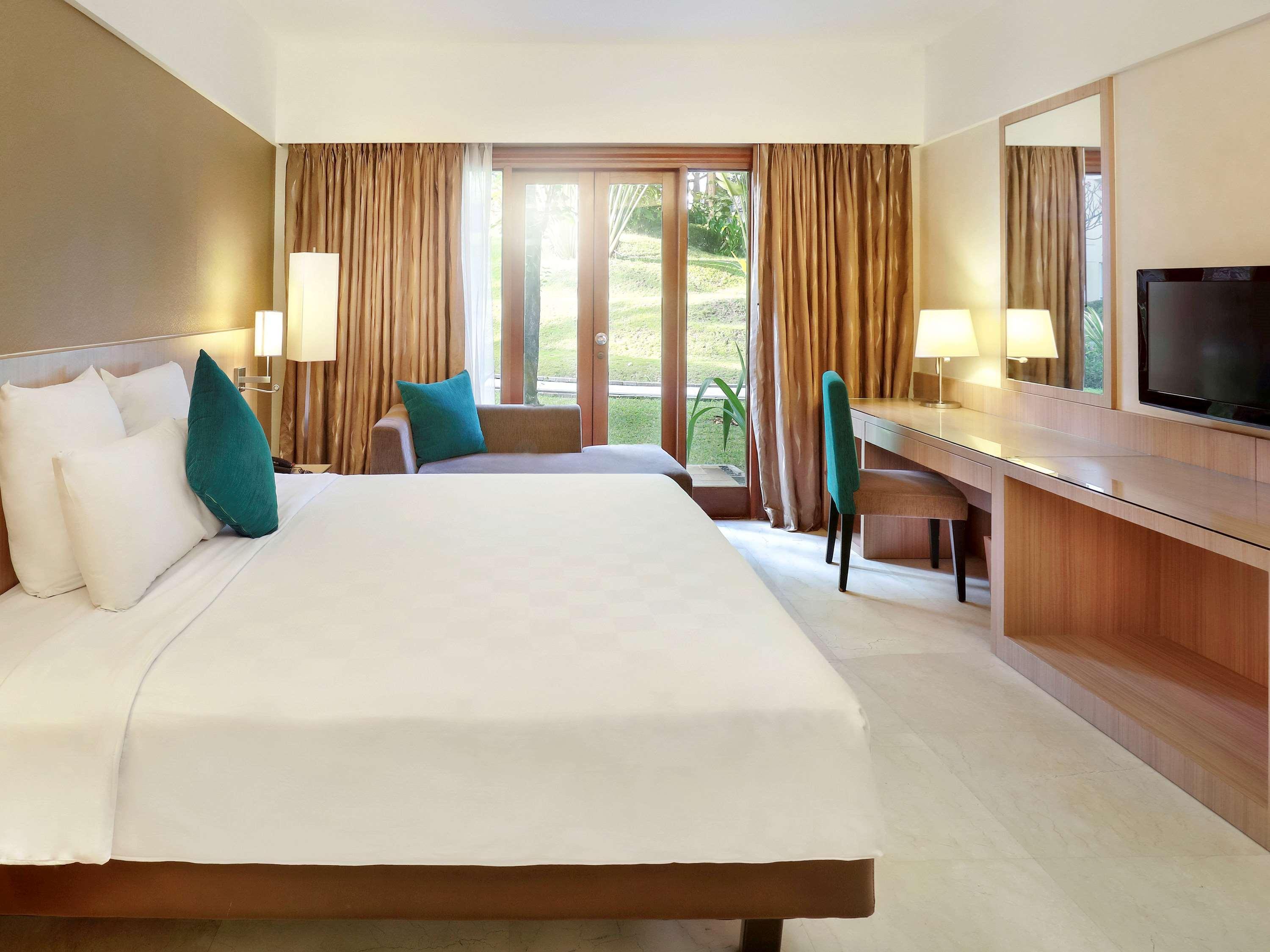 Grand Tropic Suites Hotel Surabaya Buitenkant foto