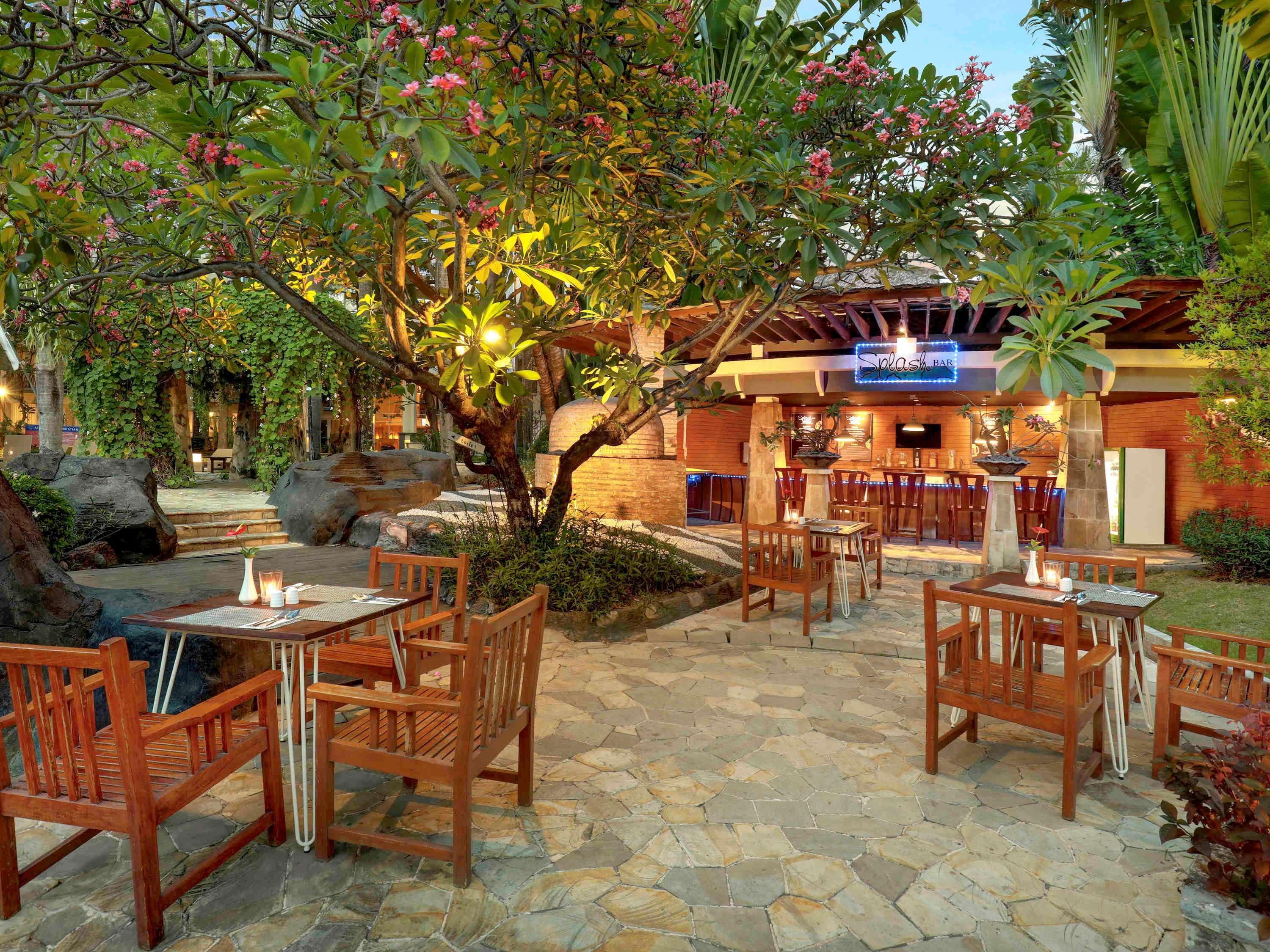 Grand Tropic Suites Hotel Surabaya Buitenkant foto