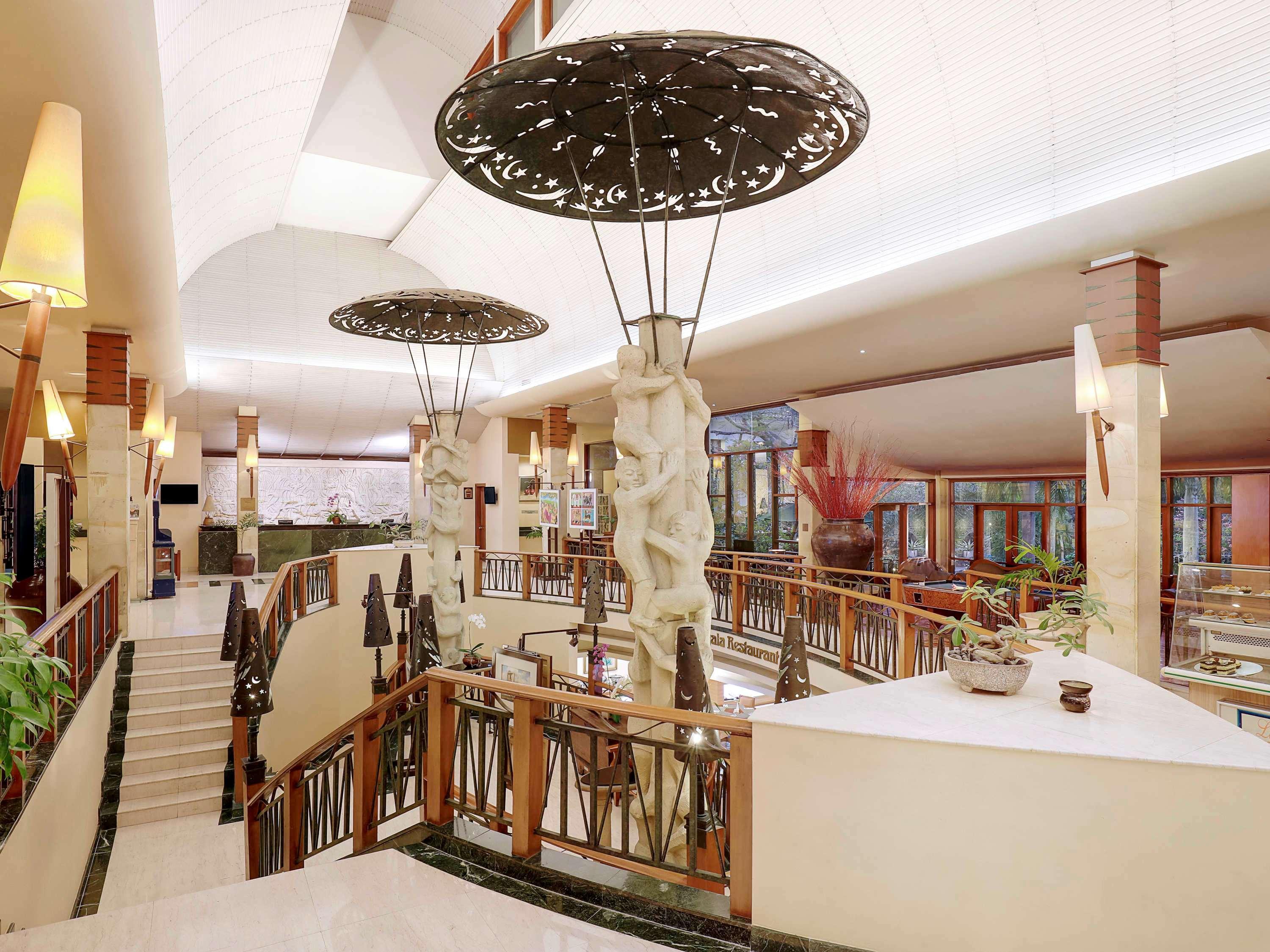 Grand Tropic Suites Hotel Surabaya Buitenkant foto