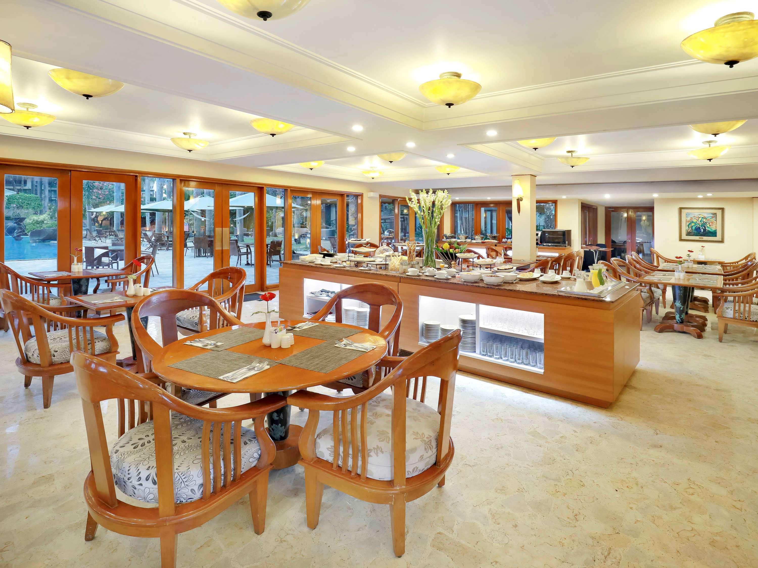 Grand Tropic Suites Hotel Surabaya Buitenkant foto