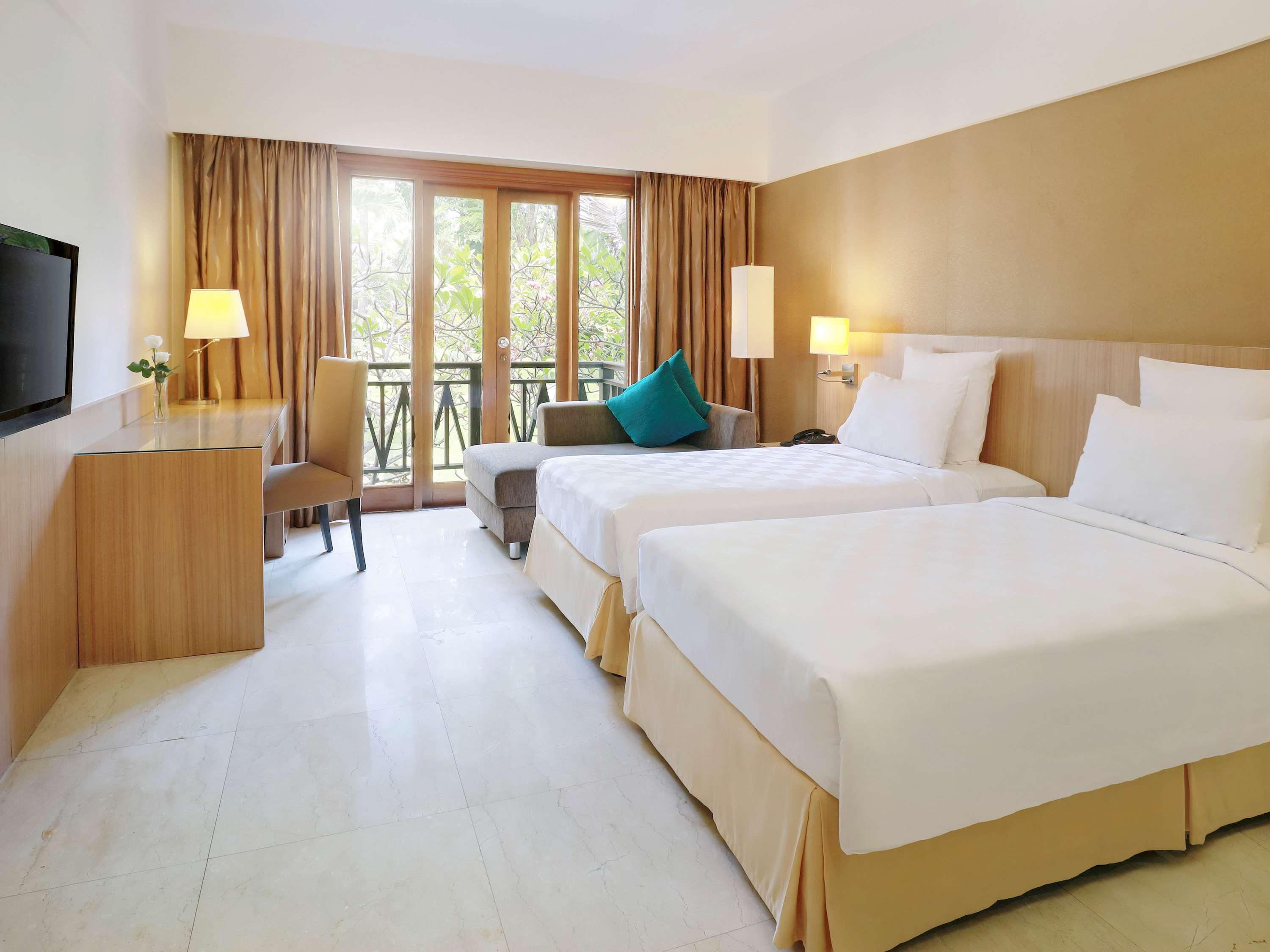 Grand Tropic Suites Hotel Surabaya Buitenkant foto