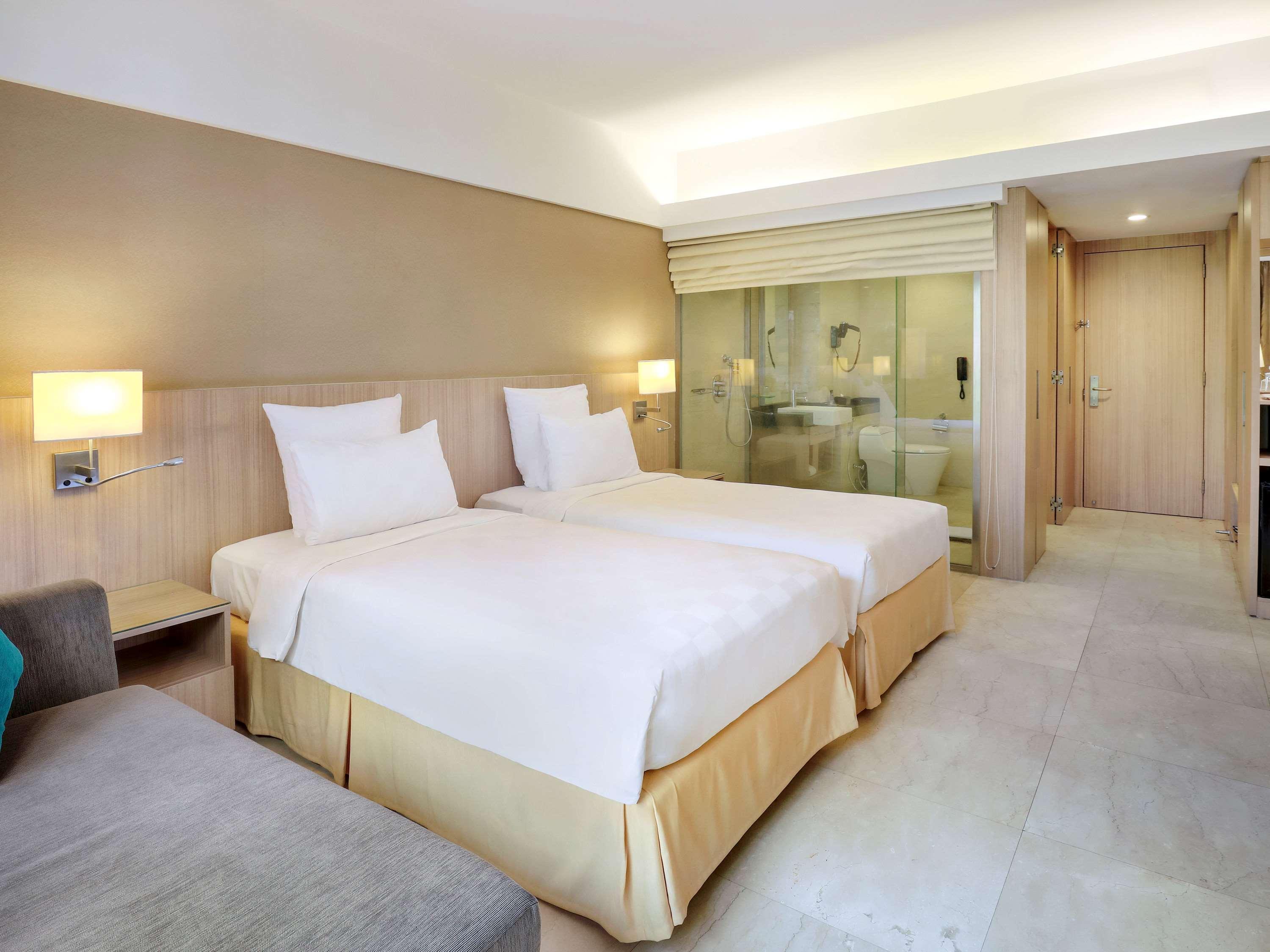 Grand Tropic Suites Hotel Surabaya Buitenkant foto