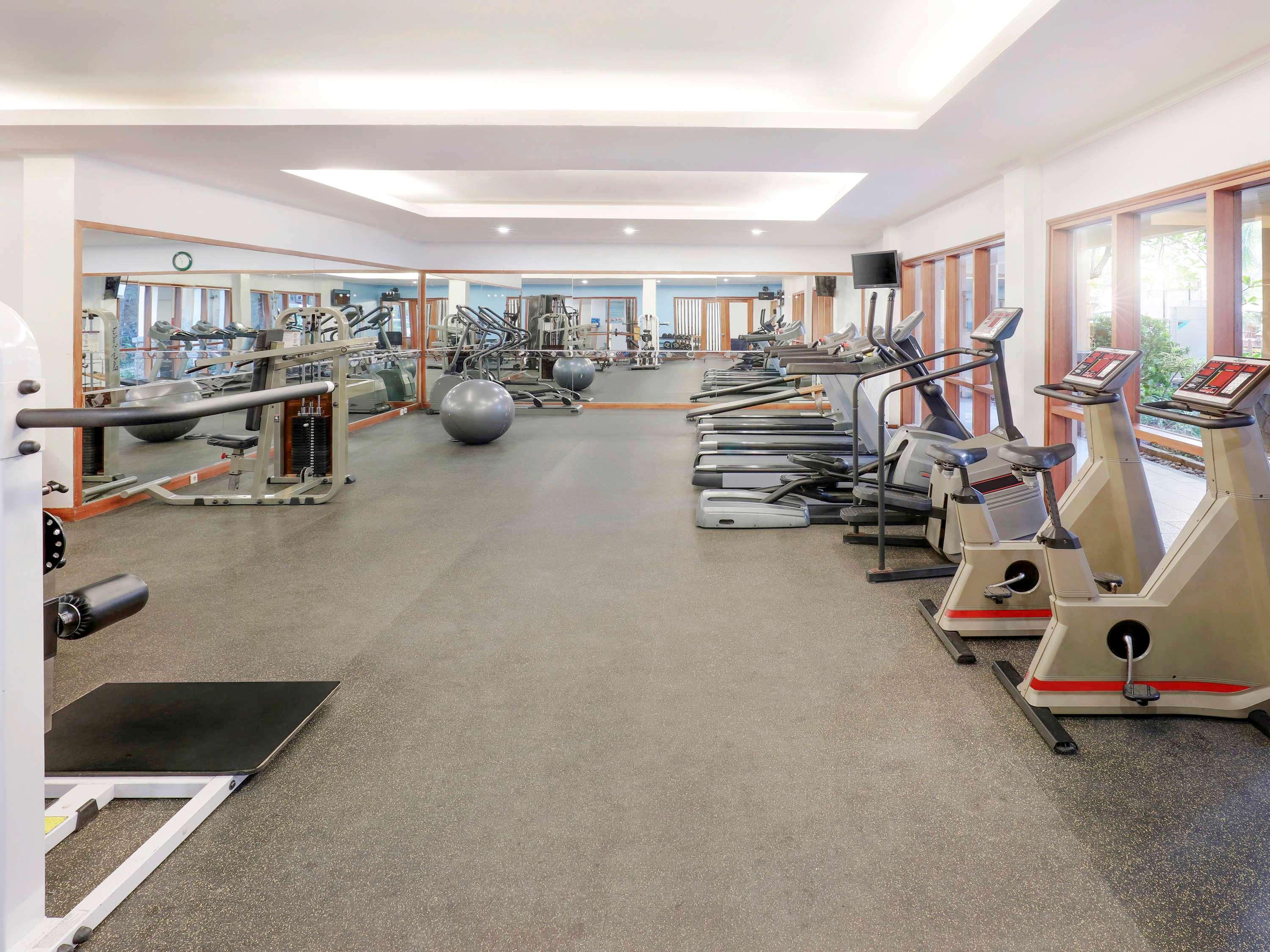 Grand Tropic Suites Hotel Surabaya Buitenkant foto