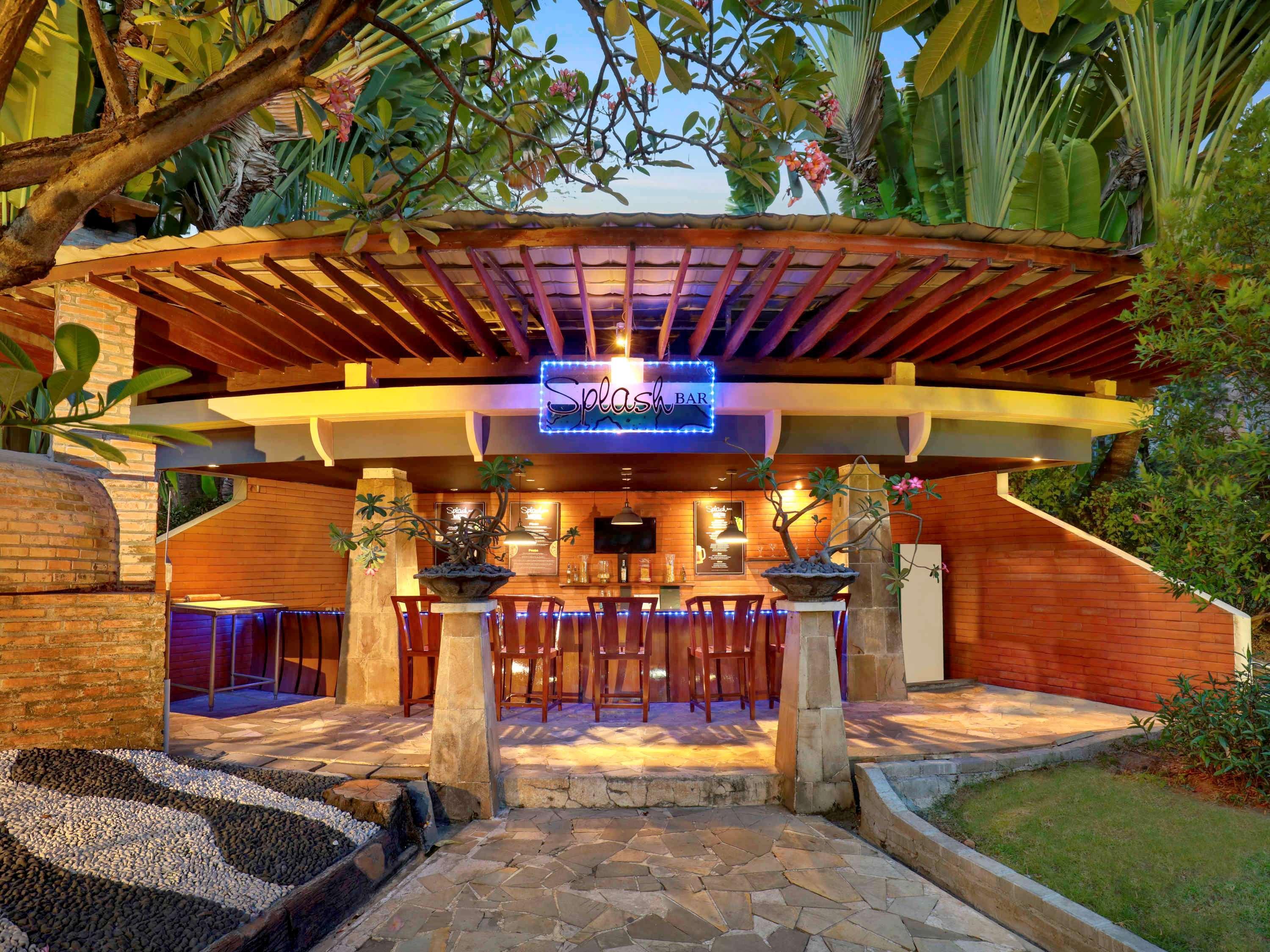 Grand Tropic Suites Hotel Surabaya Buitenkant foto