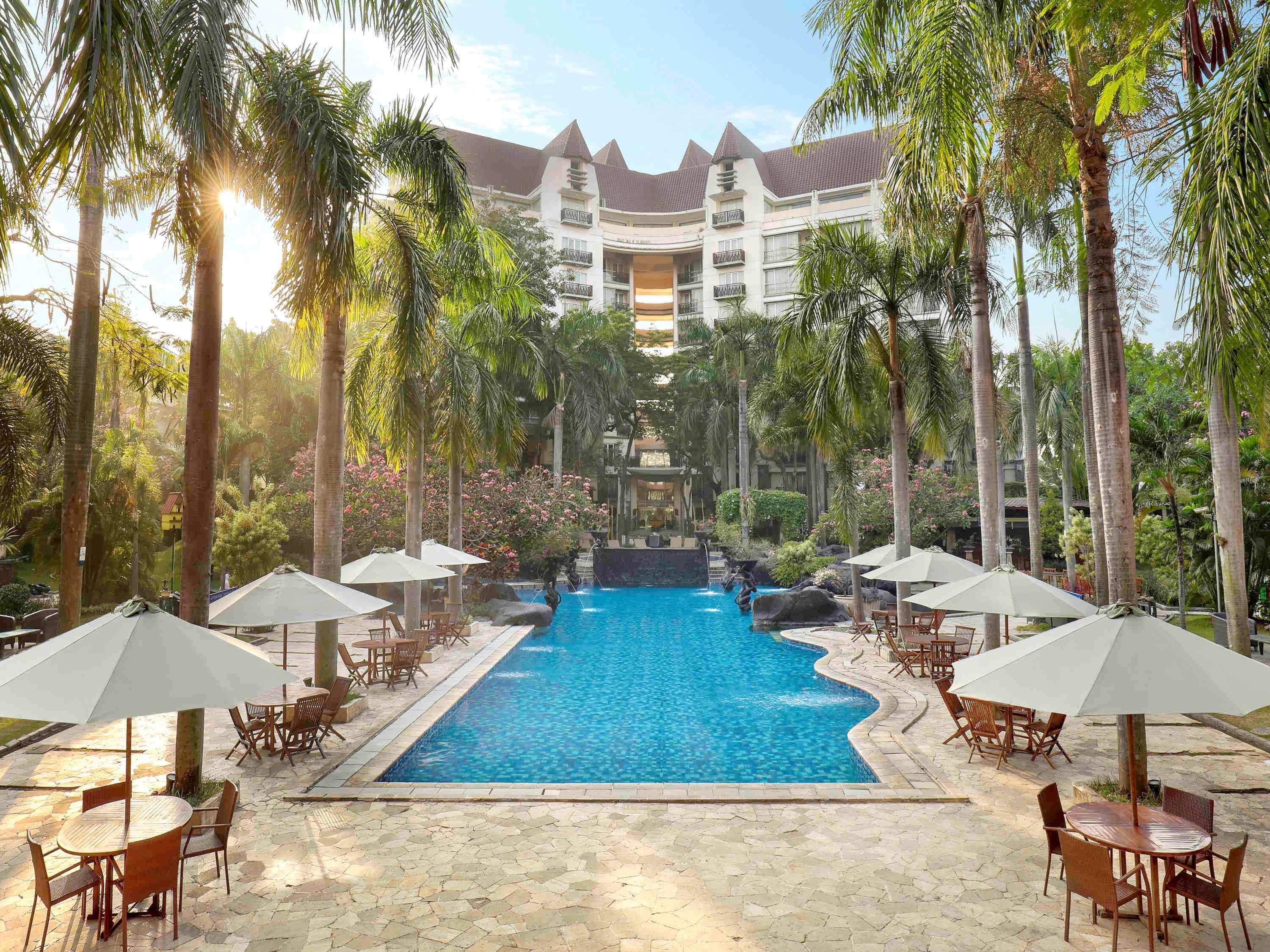 Grand Tropic Suites Hotel Surabaya Buitenkant foto