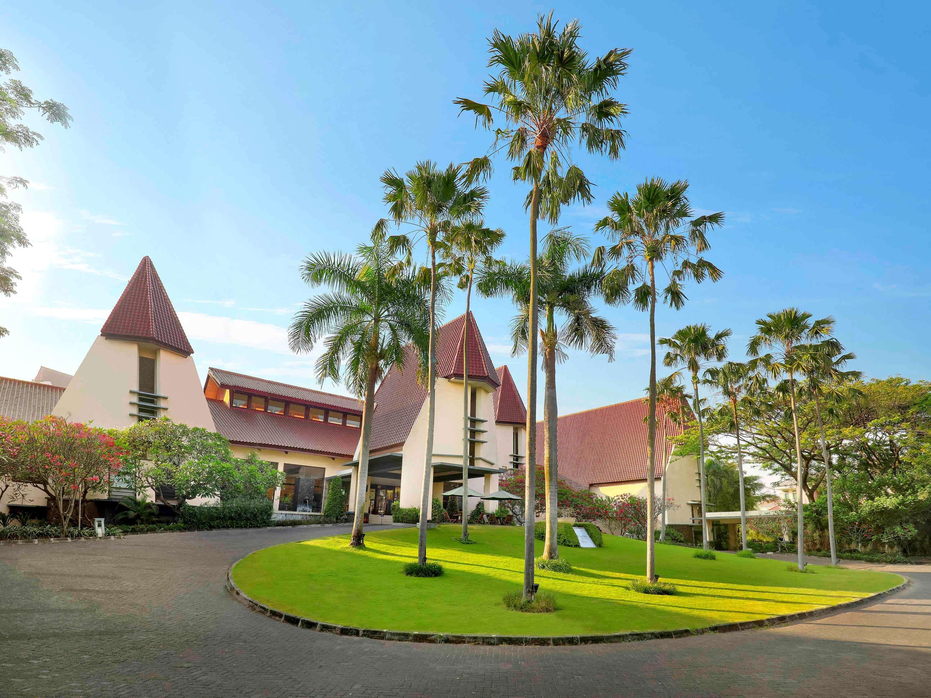 Grand Tropic Suites Hotel Surabaya Buitenkant foto