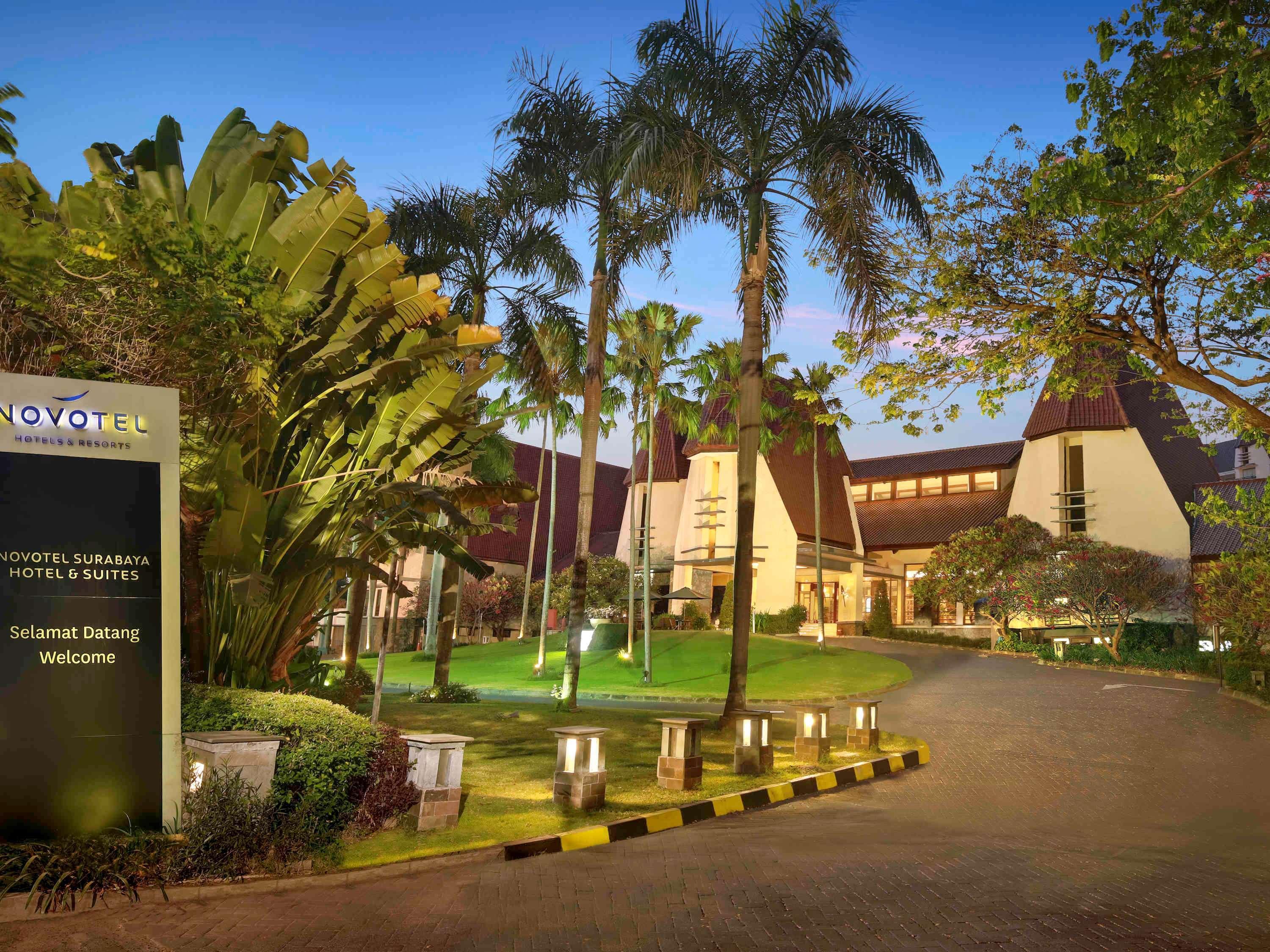 Grand Tropic Suites Hotel Surabaya Buitenkant foto