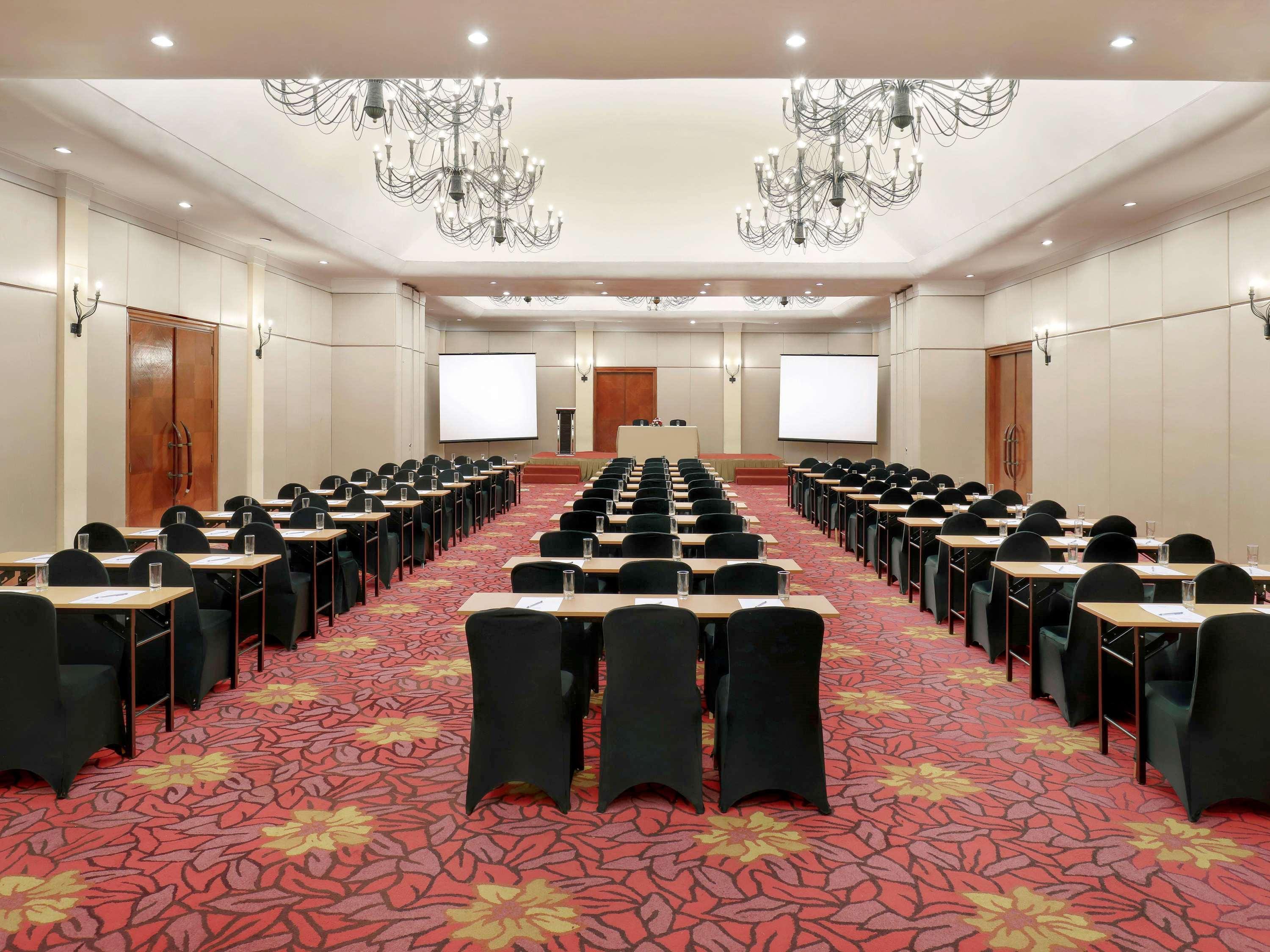 Grand Tropic Suites Hotel Surabaya Buitenkant foto