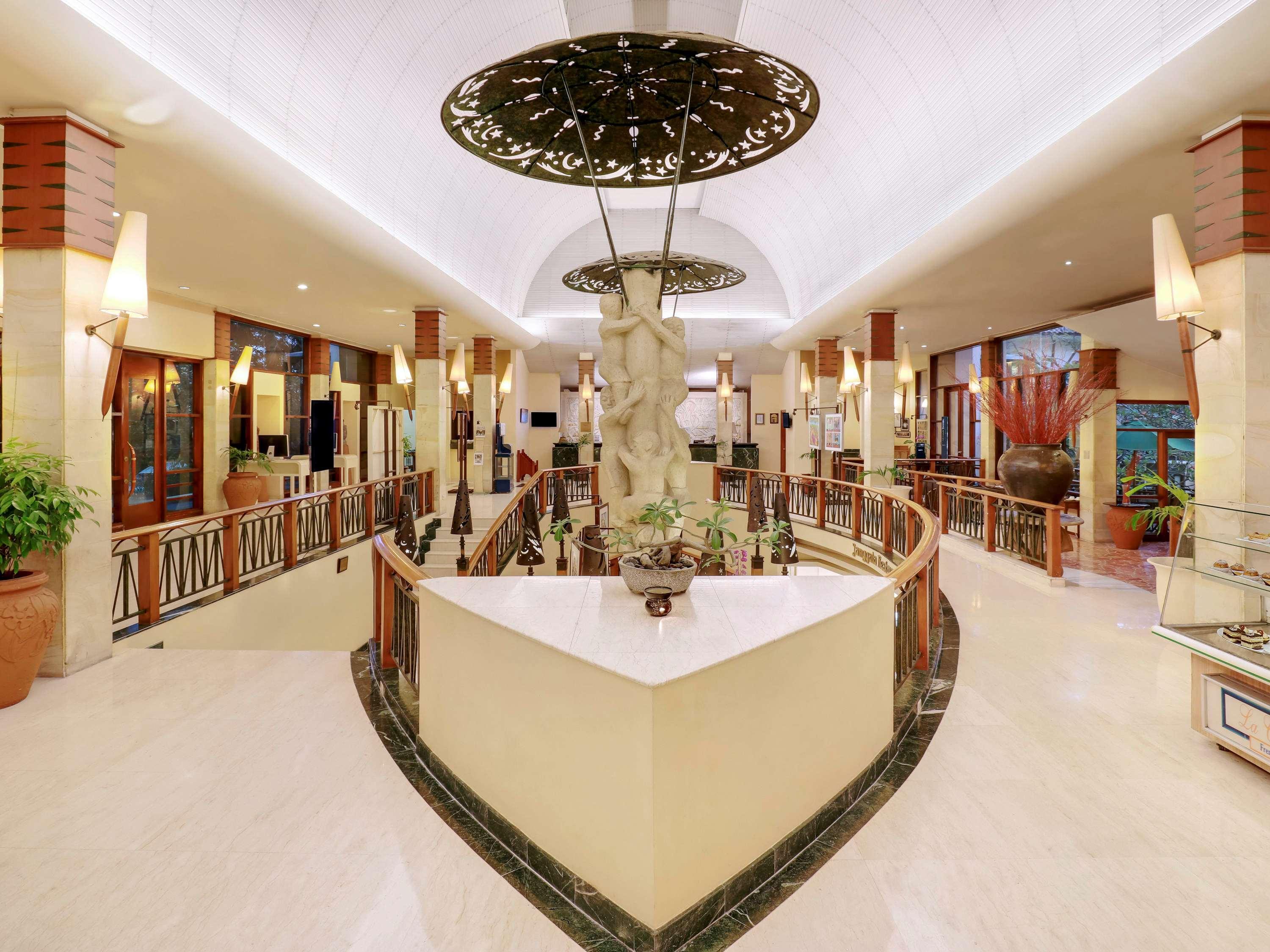 Grand Tropic Suites Hotel Surabaya Buitenkant foto