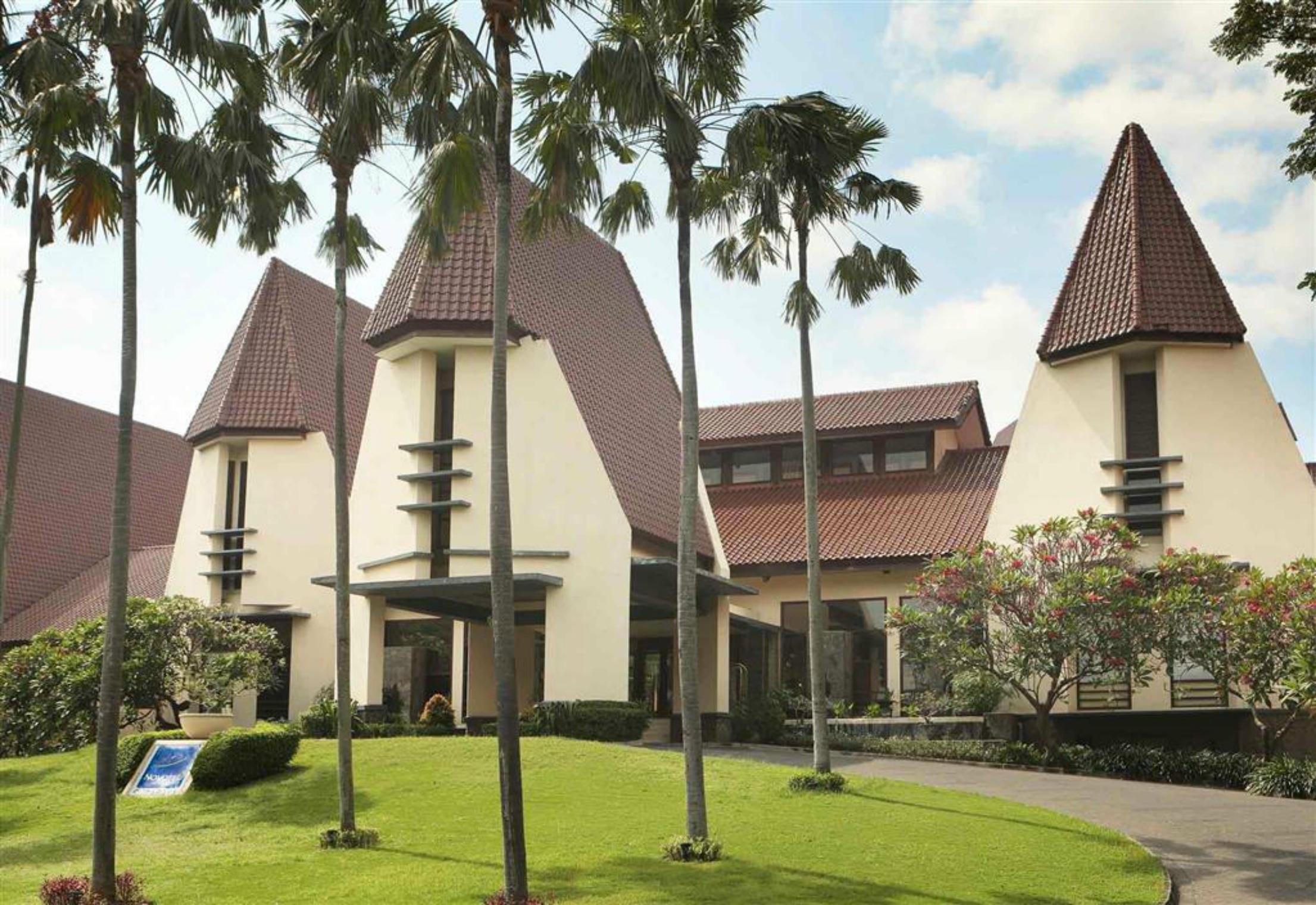 Grand Tropic Suites Hotel Surabaya Buitenkant foto