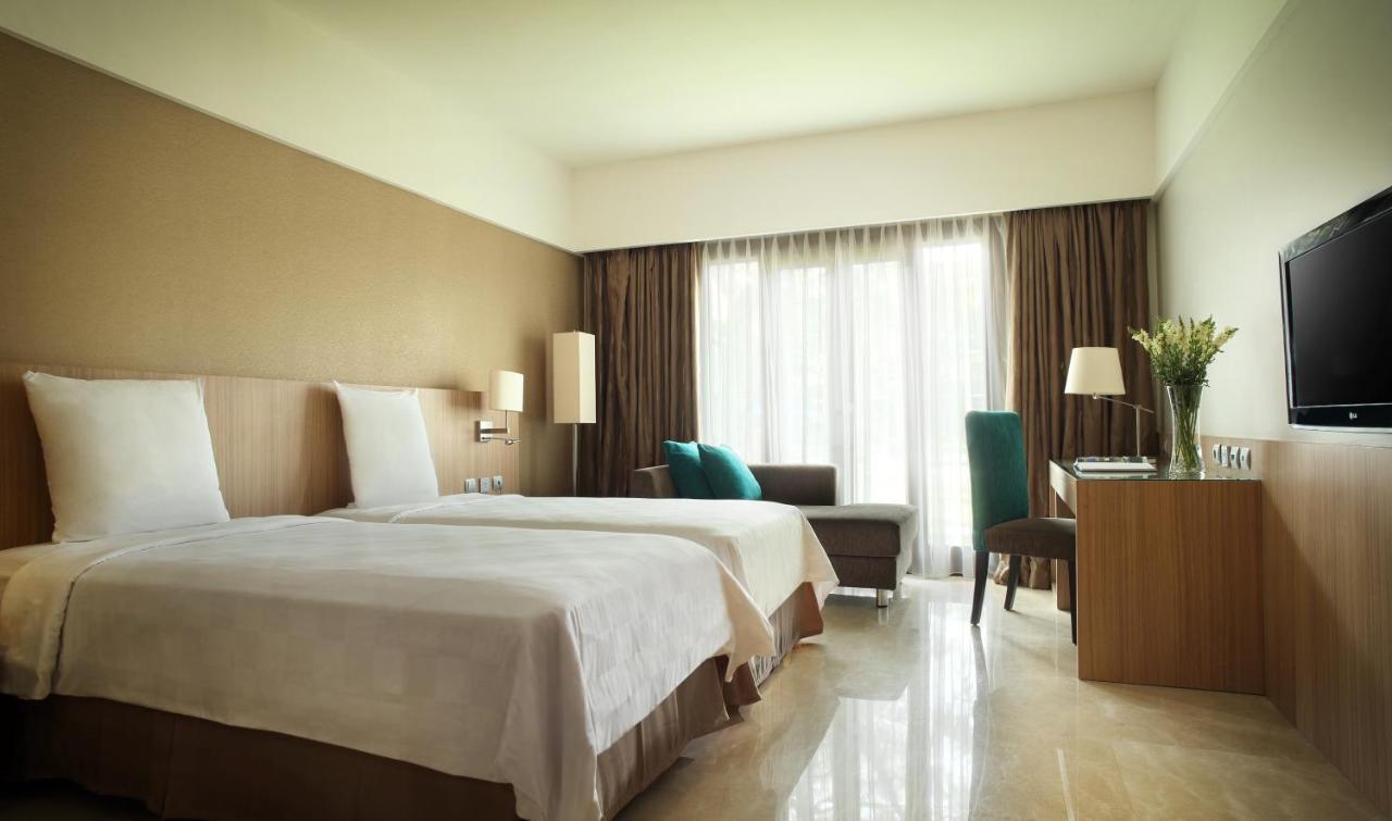 Grand Tropic Suites Hotel Surabaya Buitenkant foto