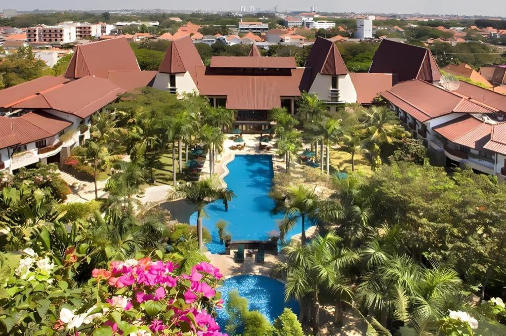 Grand Tropic Suites Hotel Surabaya Buitenkant foto