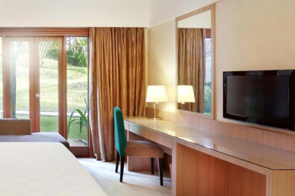 Grand Tropic Suites Hotel Surabaya Buitenkant foto
