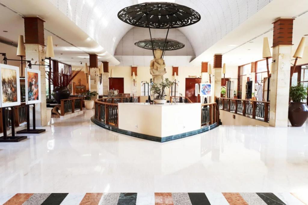 Grand Tropic Suites Hotel Surabaya Buitenkant foto