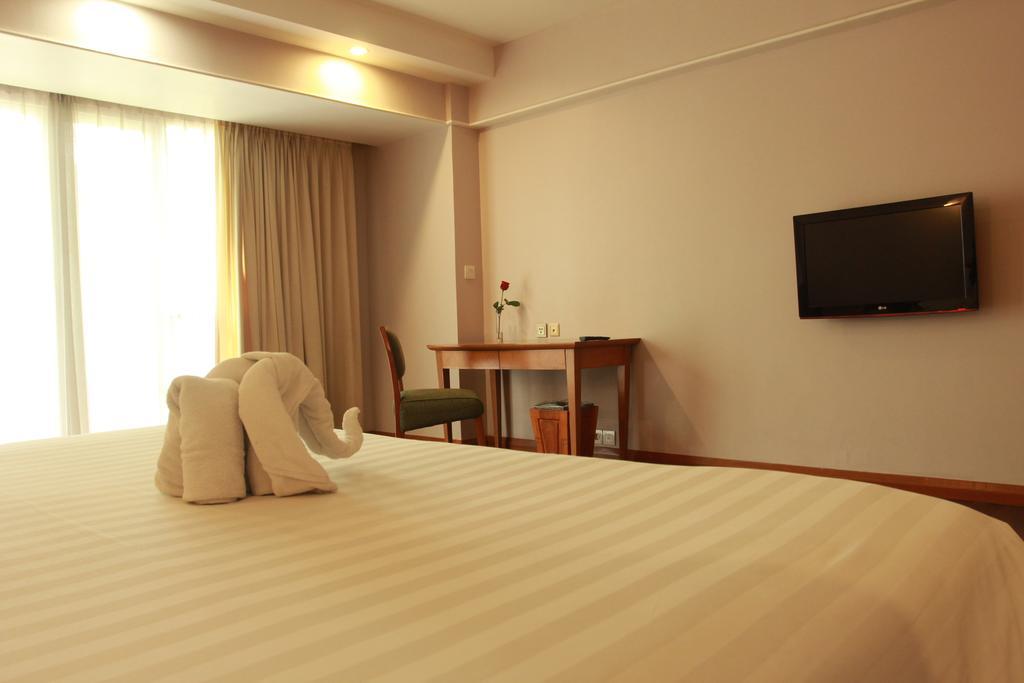 Grand Tropic Suites Hotel Surabaya Buitenkant foto