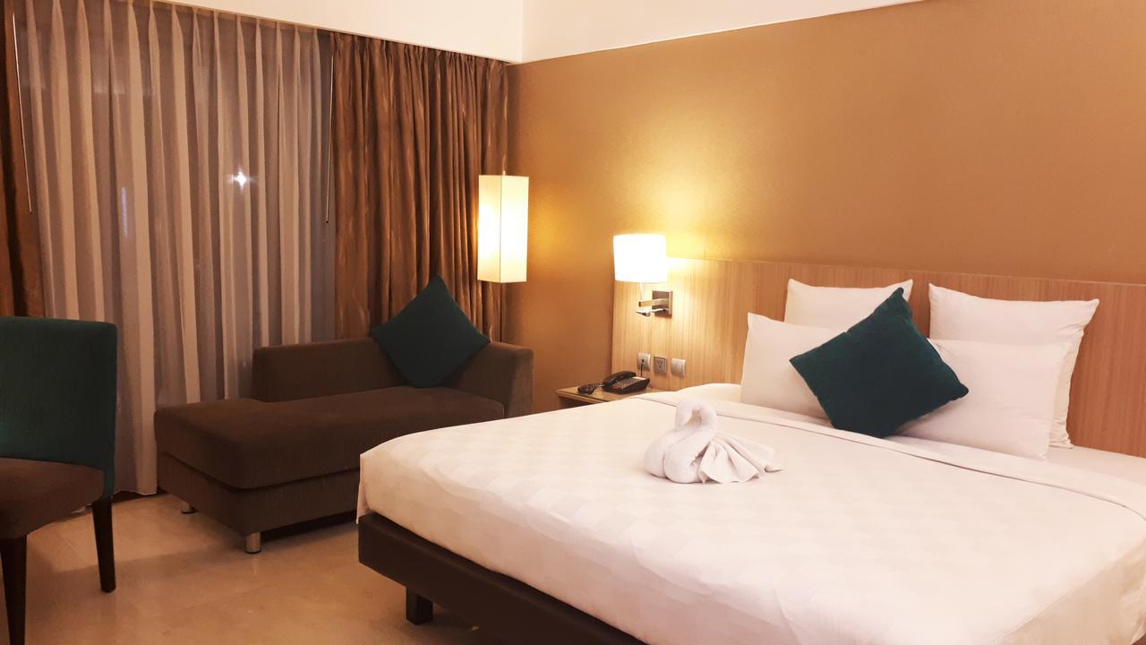 Grand Tropic Suites Hotel Surabaya Buitenkant foto