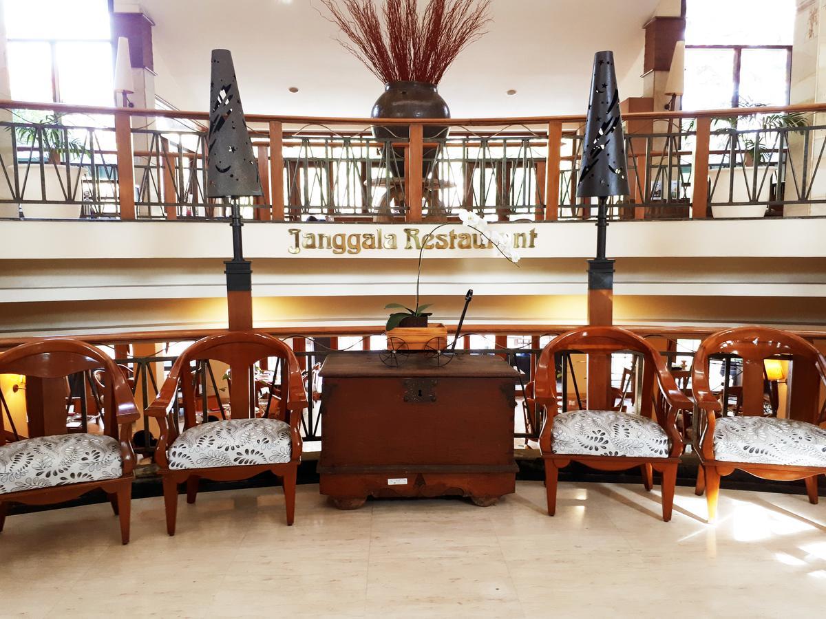 Grand Tropic Suites Hotel Surabaya Buitenkant foto
