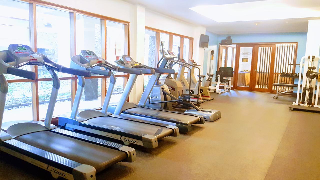 Grand Tropic Suites Hotel Surabaya Buitenkant foto
