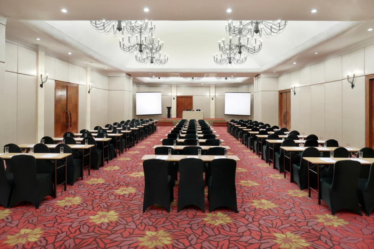 Grand Tropic Suites Hotel Surabaya Buitenkant foto