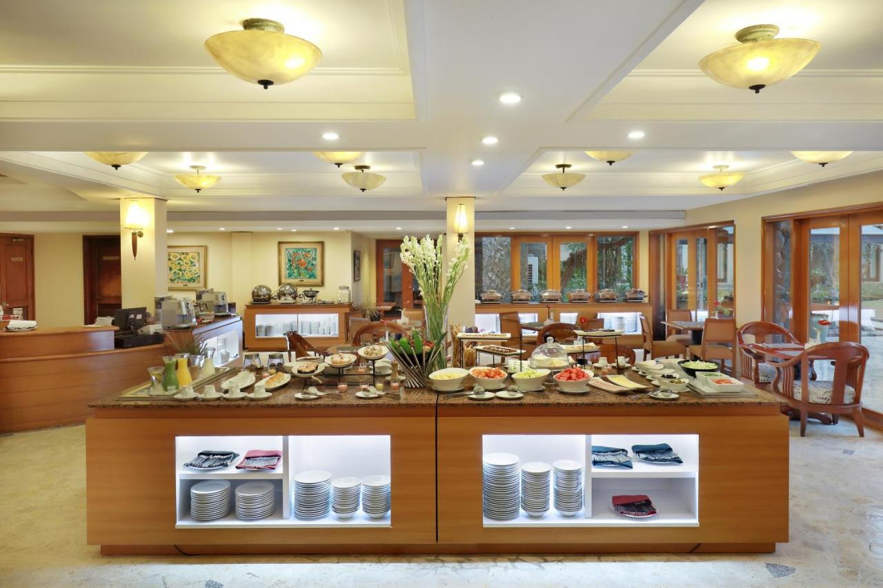 Grand Tropic Suites Hotel Surabaya Buitenkant foto